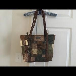NWT Donna Sharp quilted pocket book